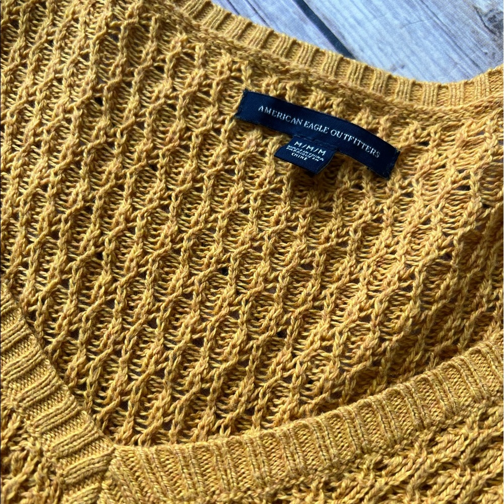 American Eagle - Mustard Sweater. - Picture 2 of 3